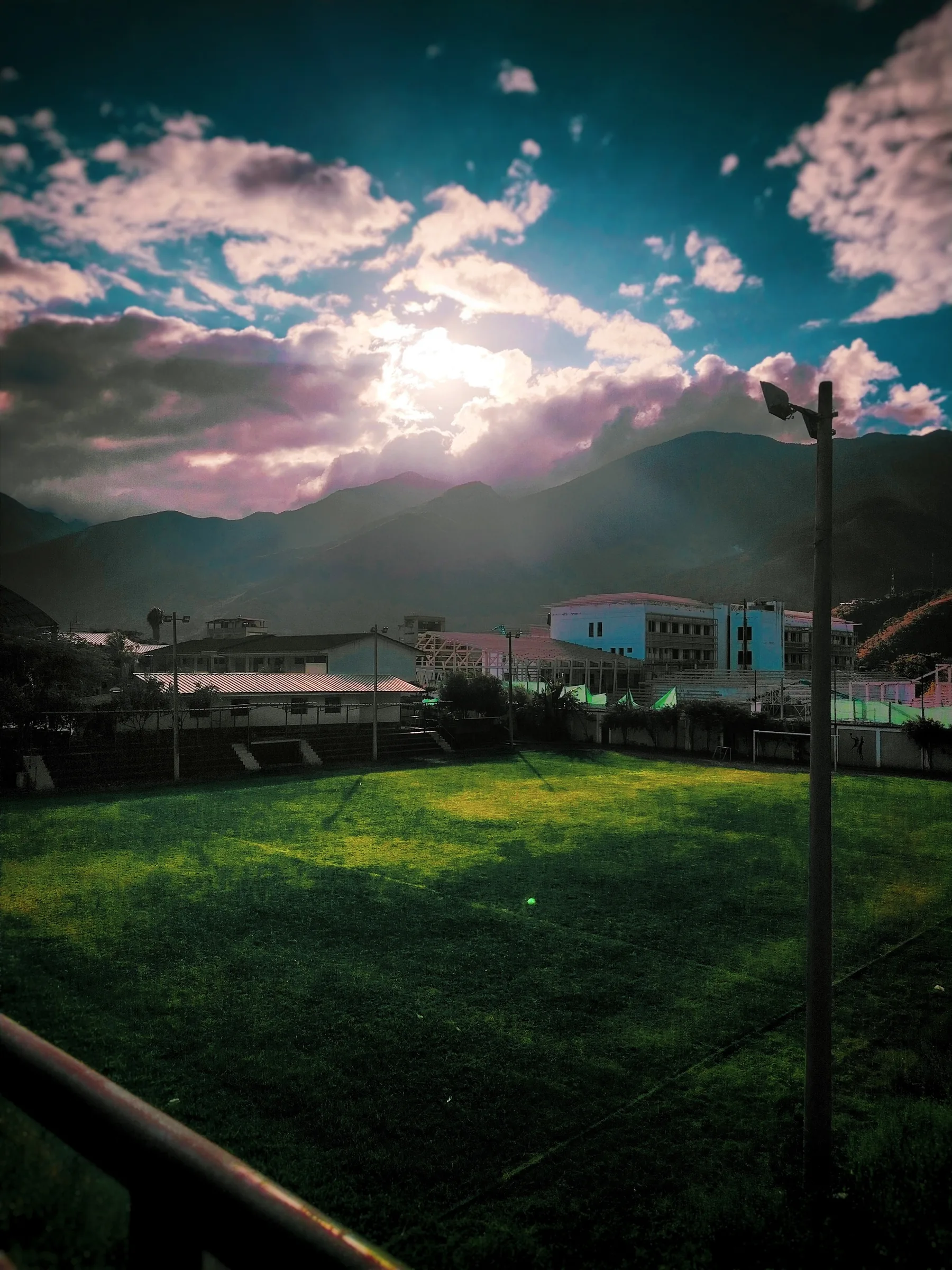 Vista del valle de Quillabamba al atardecer, zona donde opera Megantoni Travel