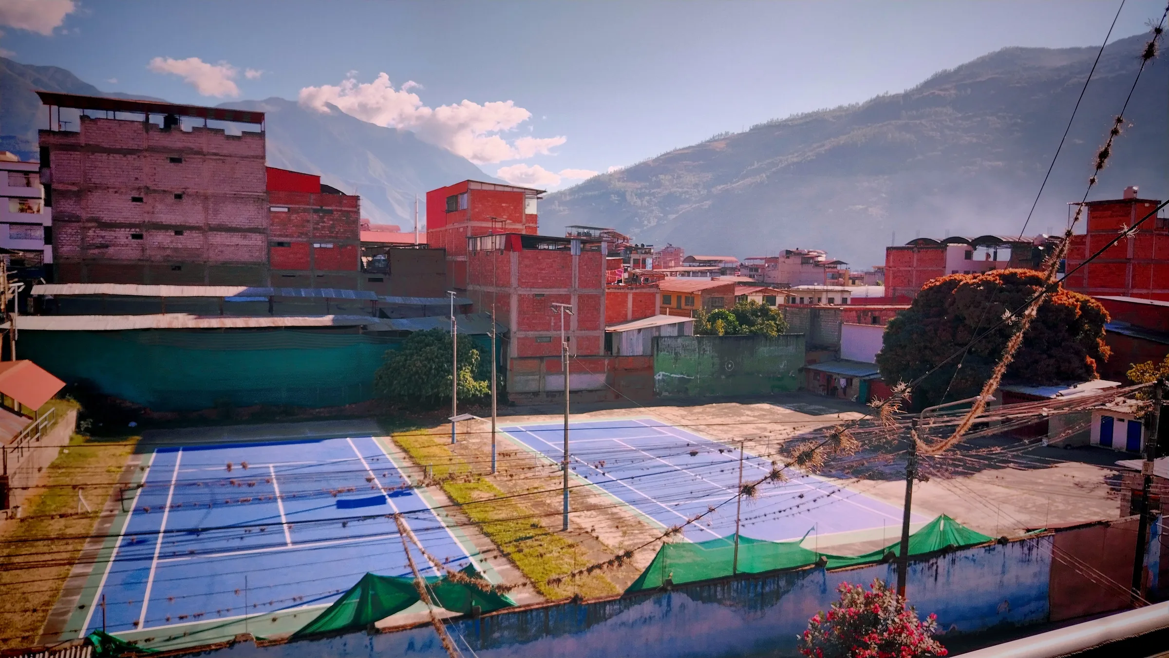 Vista aérea del club de tenis de Quillabamba