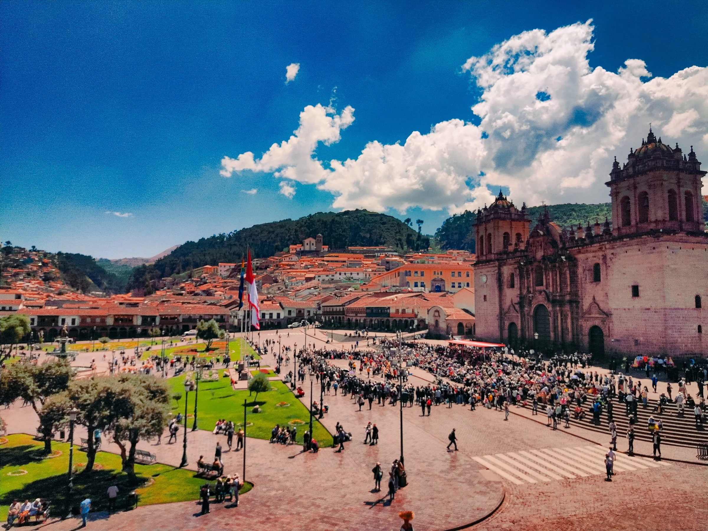Plaza de Armas del Cusco con cielo azul y nubes