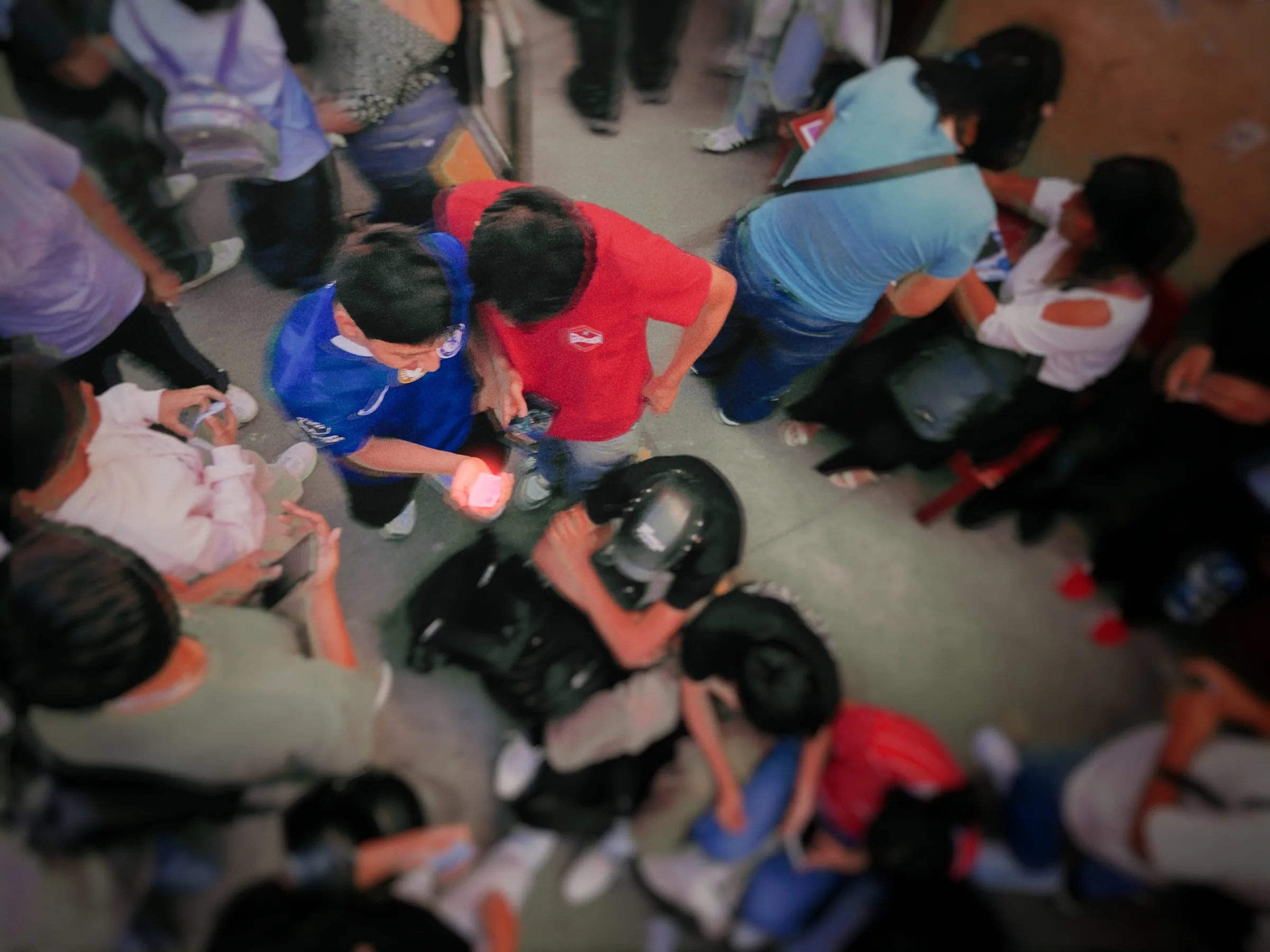 Estudiantes en formación durante un evento escolar