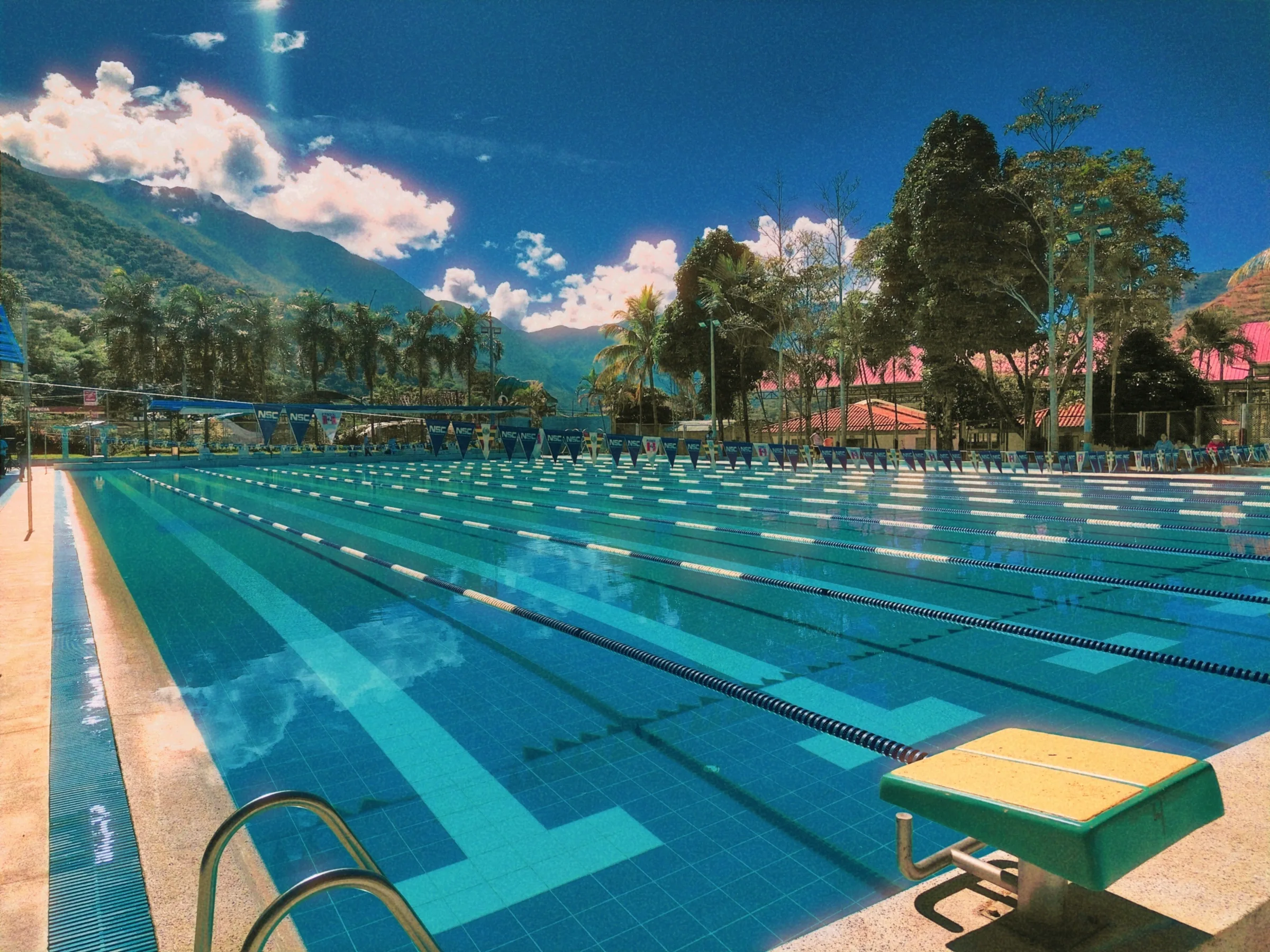 Piscina con calles azules y montañas al fondo